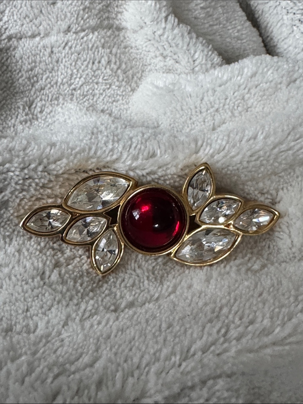 SWAROVSKI S.A.L. CLEAR CRYSTAL AND RED CABOCHON GOLD TONE BROOCH PIN VINTAGE